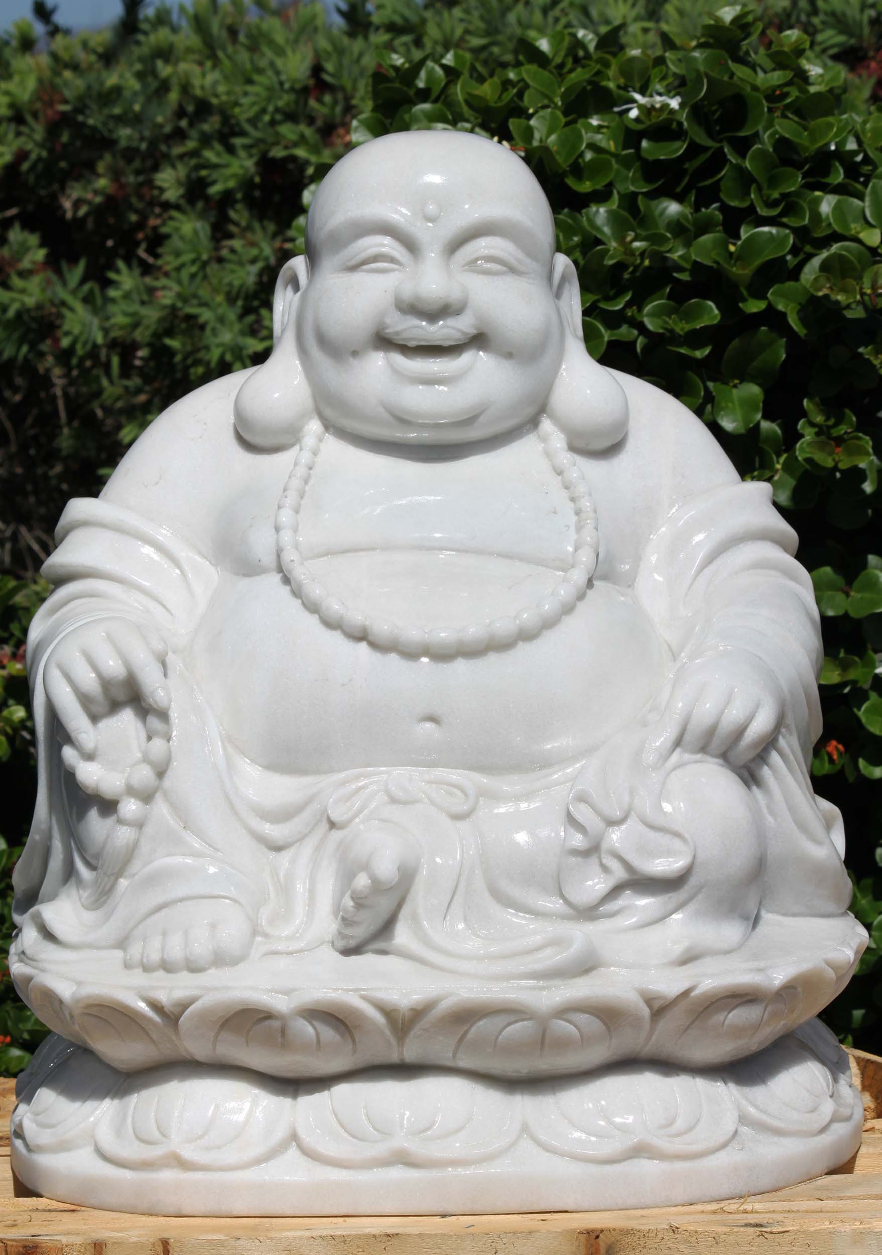 laughing buddha statue